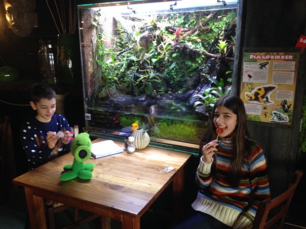 Adam and Alice inside restaurant "Oehoe"