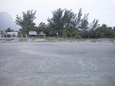 The beach, in the back Cerro de los Metates