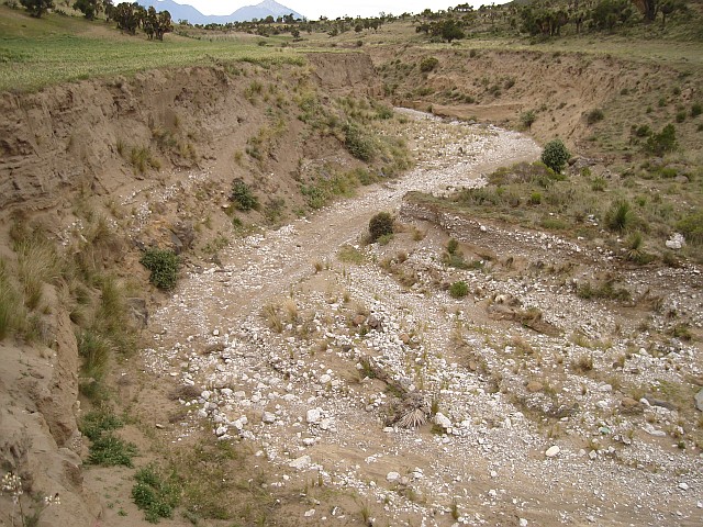 Dry riverbed. In the distance Las Derrumbadas.