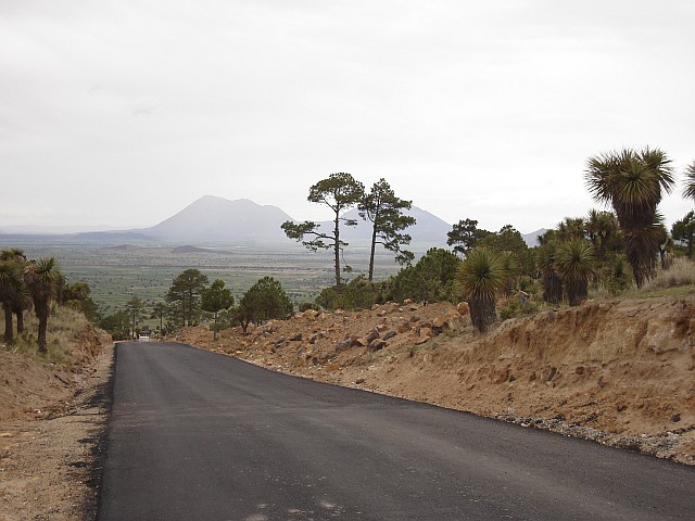 The road to La Gloria. In the distance Las Derrumbadas.