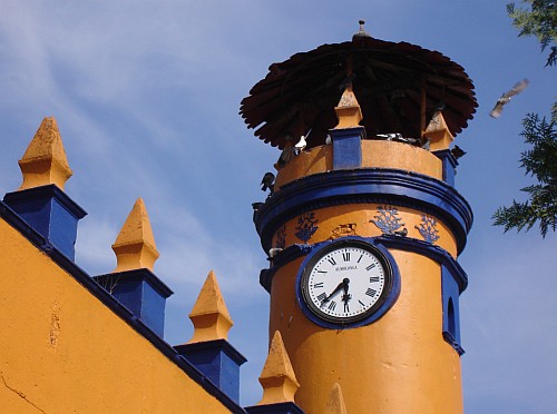 A church tower with pigeons in Almolonga.