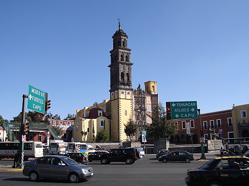Héroes del 5 de Mayo Boulevard, in the background "Iglesia de San Francisco".