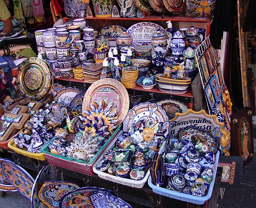 A stand selling small Talavera Poblana pottery.