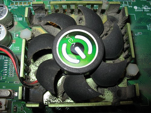 The EVGA e-GeForce FX 5500 cooling fan before cleaning.