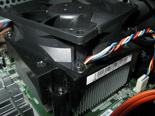 A close-up of the fan attached to the heatsink in a Dell Vostro 200.