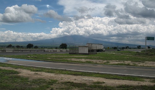 Matlalcueitl (La Malinche) volcano in the distance.