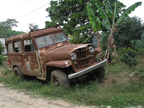 A rusty car (ambulance?) near the town of Cosautln.